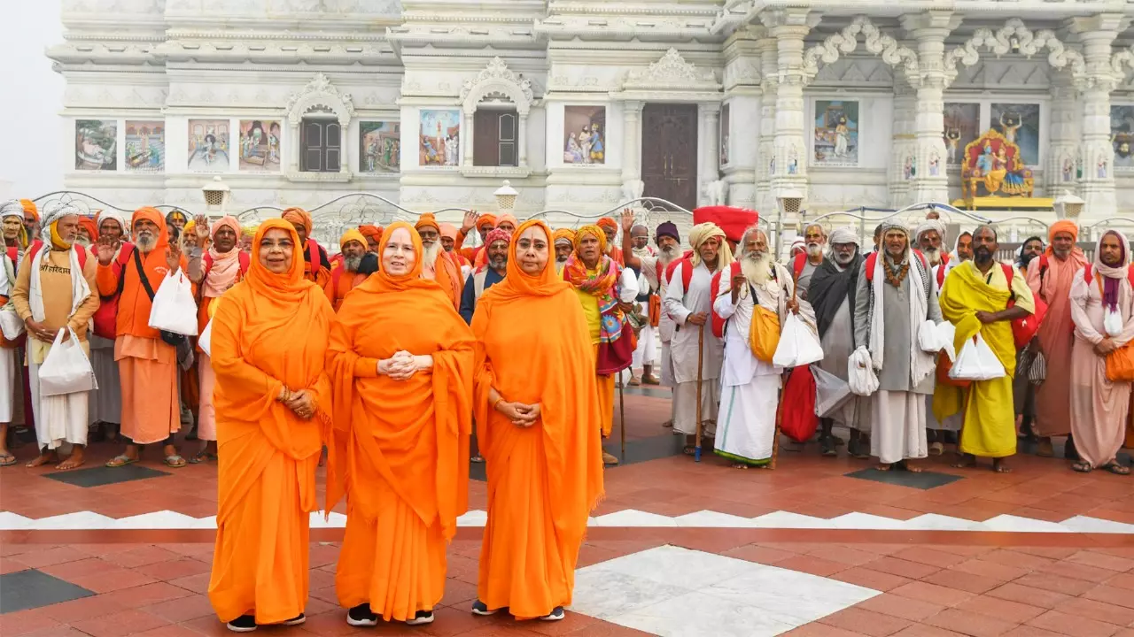 वृंदावन के प्रेम मंदिर और कीर्ति मंदिर में संतों और निराश्रित महिलाओं को दी गयी सहायता