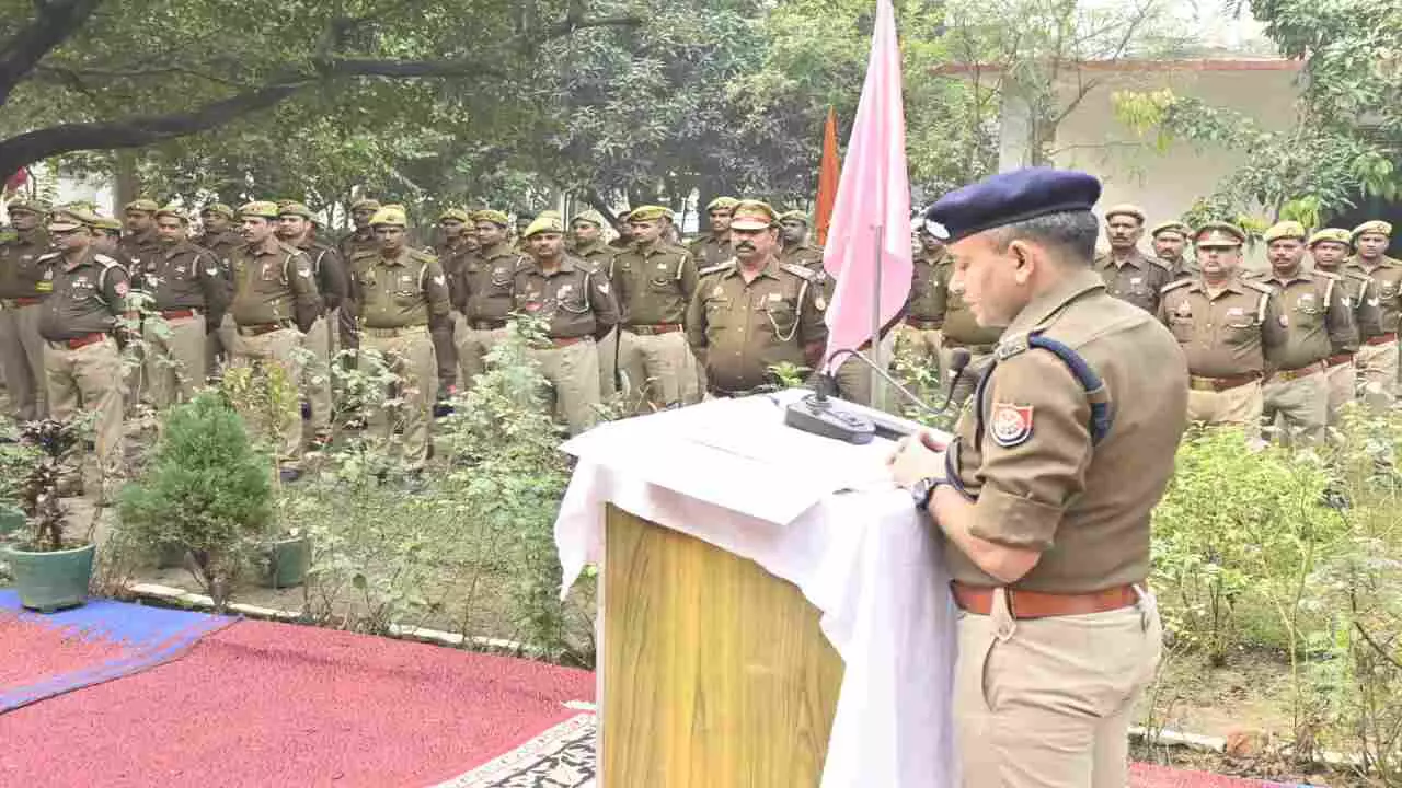 Maharajganj News: महराजगंज में ’पुलिस झण्डा दिवस’’ पर रिजर्व पुलिस लाइन व पुलिस कार्यालय में झण्डा रोहण