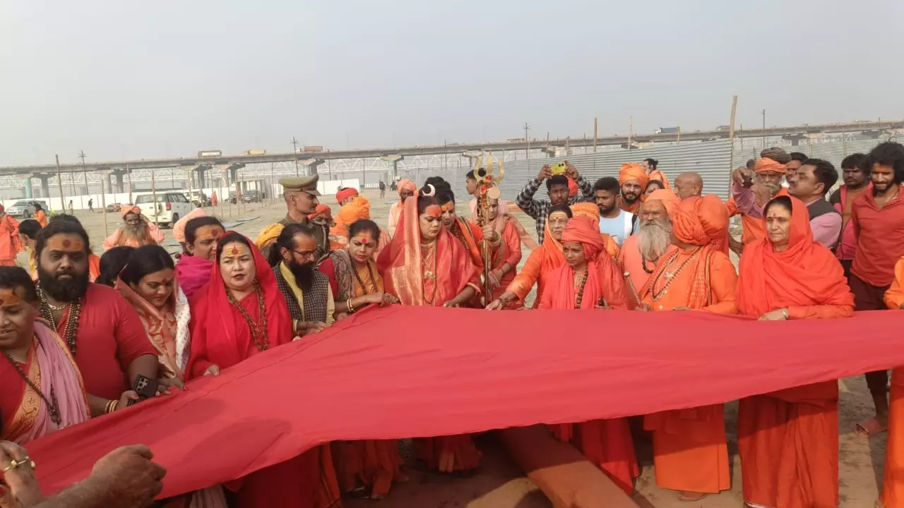 Prayagraj Kumbh 2025: महाकुंभ क्षेत्र के अखाड़ा सेक्टर में दिखेगा किन्नर अखाड़ा का वैभव, धर्म ध्वजा स्थापित कर दिया संकेत