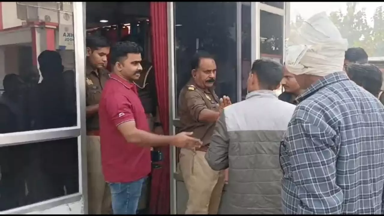 sitapur News: सपा मुखिया अखिलेश यादव से मिलने जा रहे सपा कार्यकर्ताओं को पुलिस ने रोका