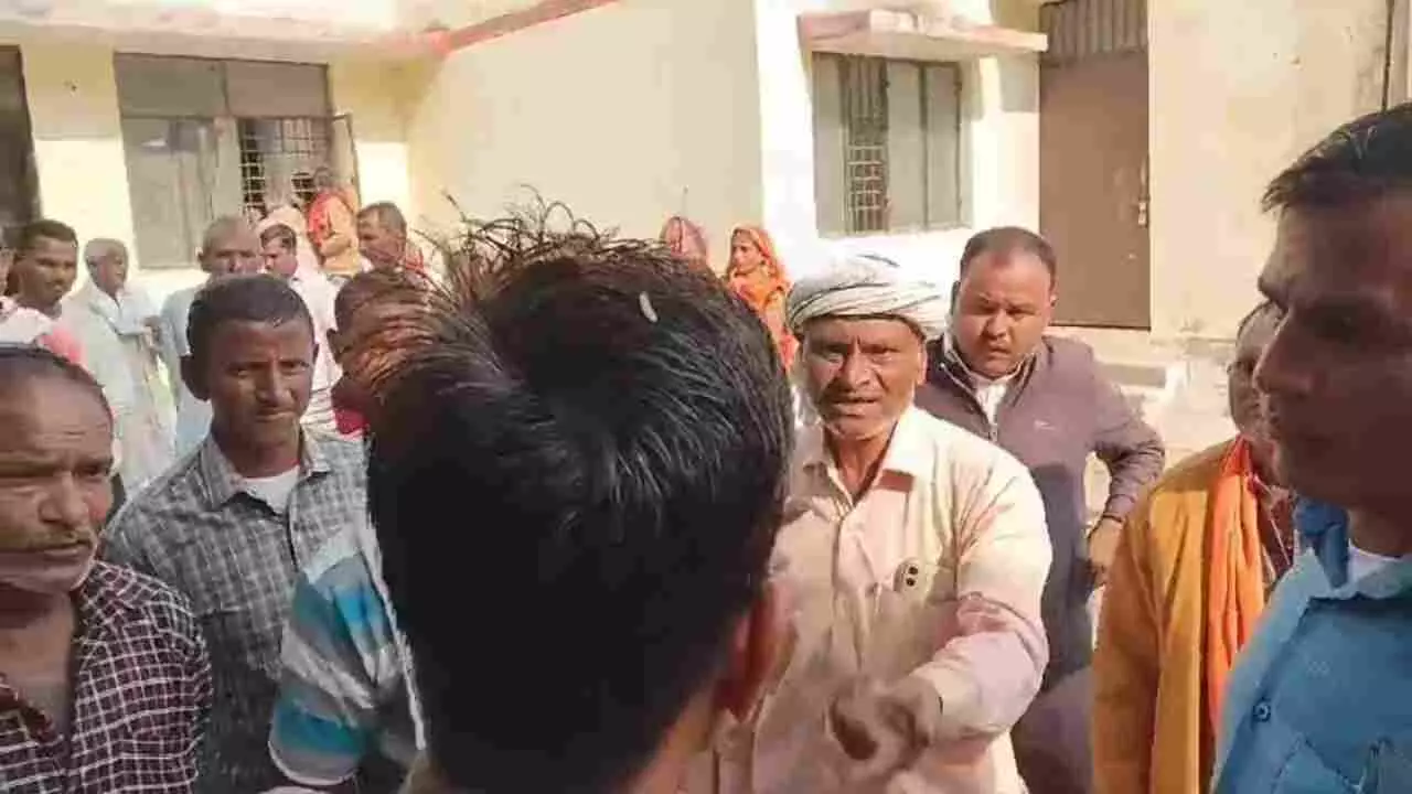 Barabanki News: किसान कल्याण केंद्र पर गेहूं बीज वितरण में धांधली, किसानों का हंगामा