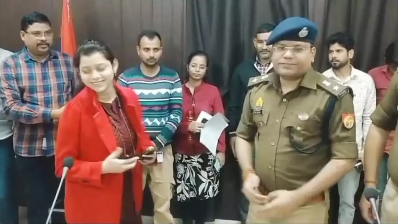 Fatehpur News: पुलिस ने बरामद किए 29 लाख की कीमत के 104 खोए हुए मोबाइल, स्वामियों को किया सुपुर्द