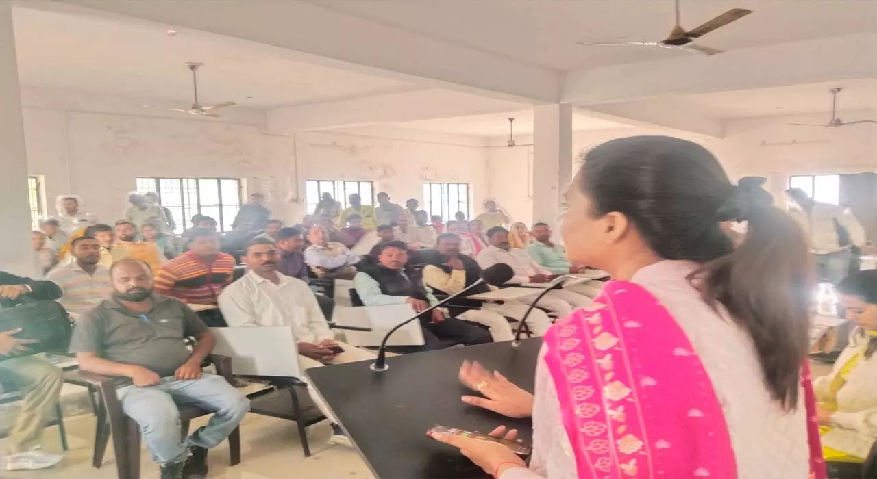 Training being given to cleaners through the Free Plastic Campaign