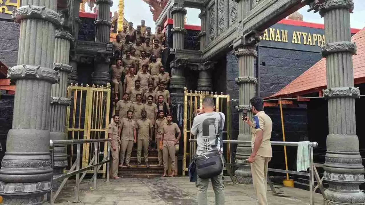 Policemen Photoshoot Sabarimala: सबरीमाला में फोटोशूट कराने वाले  पुलिसकर्मियों को दी गई सजा