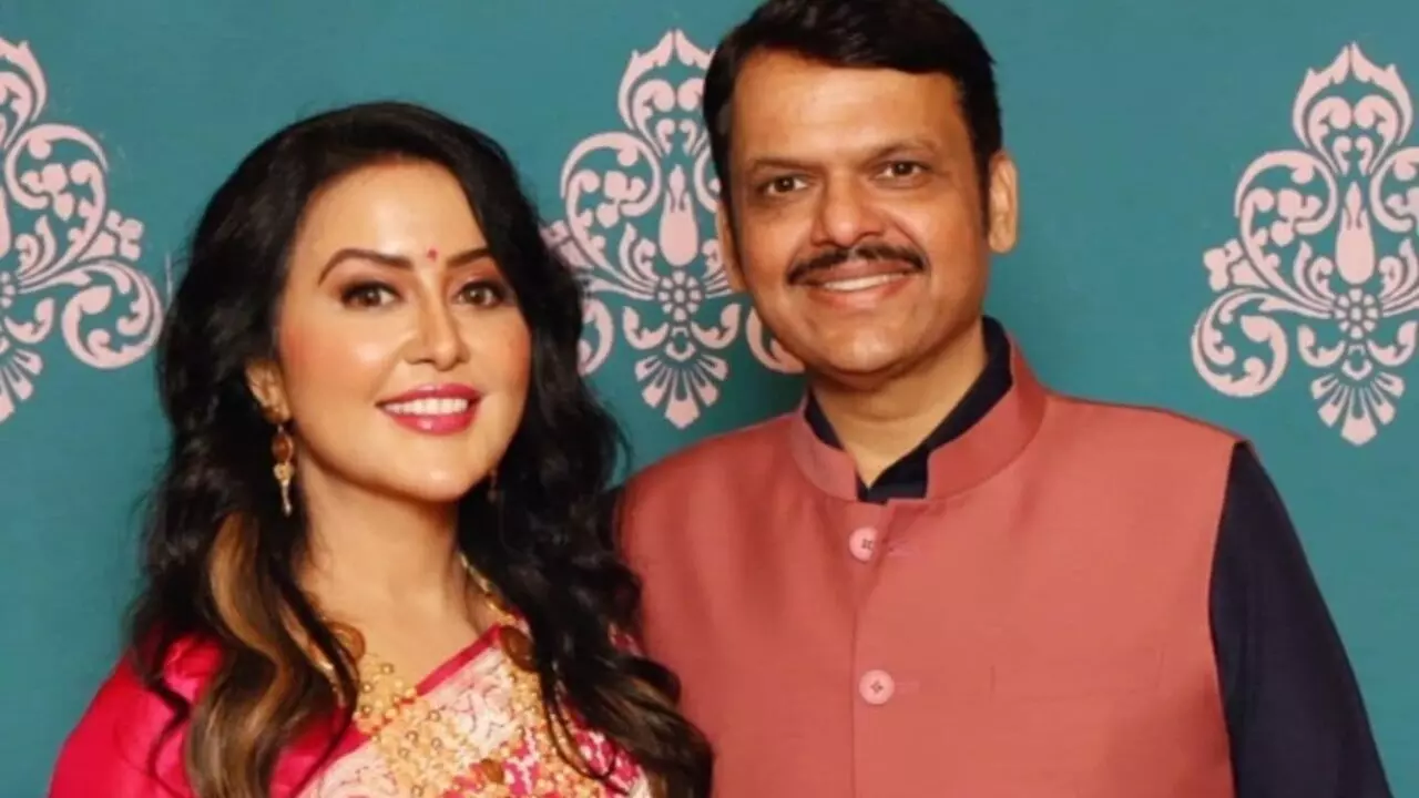 Devendra Fadnavis Love Story: पत्नी अमृता से कॉमन फ्रेंड के घर मिले थे फडणवीस, जानें दोनों की फिल्मी लव स्टोरी