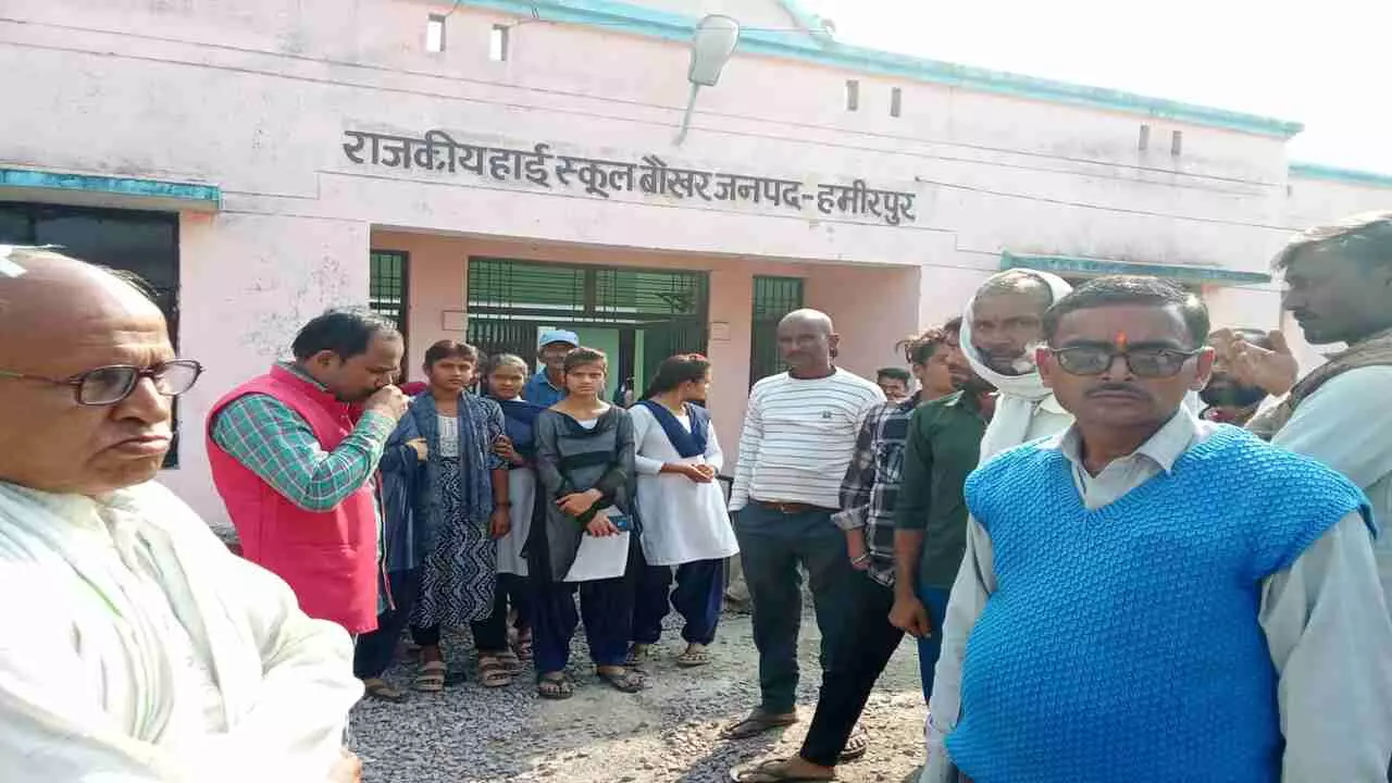 Hamirpur News: स्कूल टीचर ने भेजा छात्रा को अश्लील मैसेज, परिजनों ने जमकर की पिटाई, सौंप पुलिस को