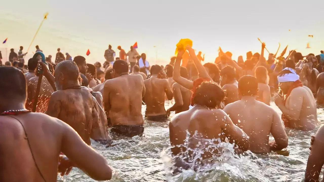 Kumbh 2025: नागा और गृहस्थ दोनों ही इस अखाड़े के होते हैं सदस्य, जानिए अंतरराष्ट्रीय जगतगुरु दसनाम गुसाईं एकता अखाड़ा से जुड़े महत्व के बारे में