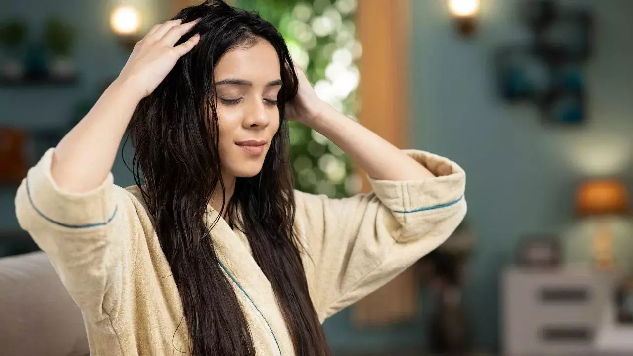 Winter Hair Care Tips: ठंड में ना करें बालों की देखभाल से जुड़ी ये गलतियां, इस तरह रखें ख्याल