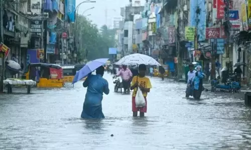 Cyclone Fengal update: चेन्नई में बिजली की चपेट में आने से 3 की मौत, कमजोर हुआ फेंगल, एयरपोर्ट खोला गया, ट्रेनें अस्तव्यस्त