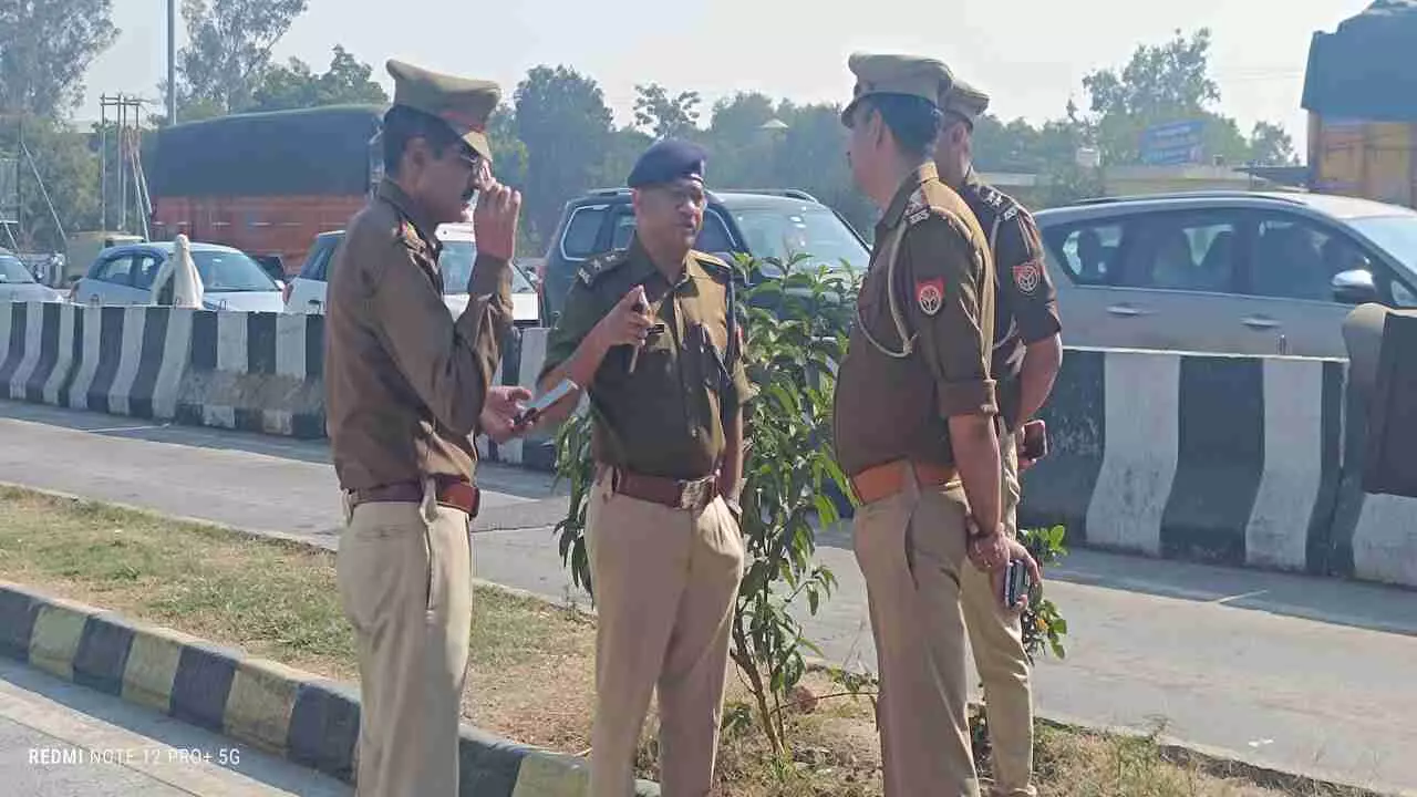 Hapur News: कांग्रेस नेता नसीम सिद्दीकी के संभल जाने की सूचना पर पुलिस अलर्ट, वाहनों की तलाशी लेकर किया रवाना