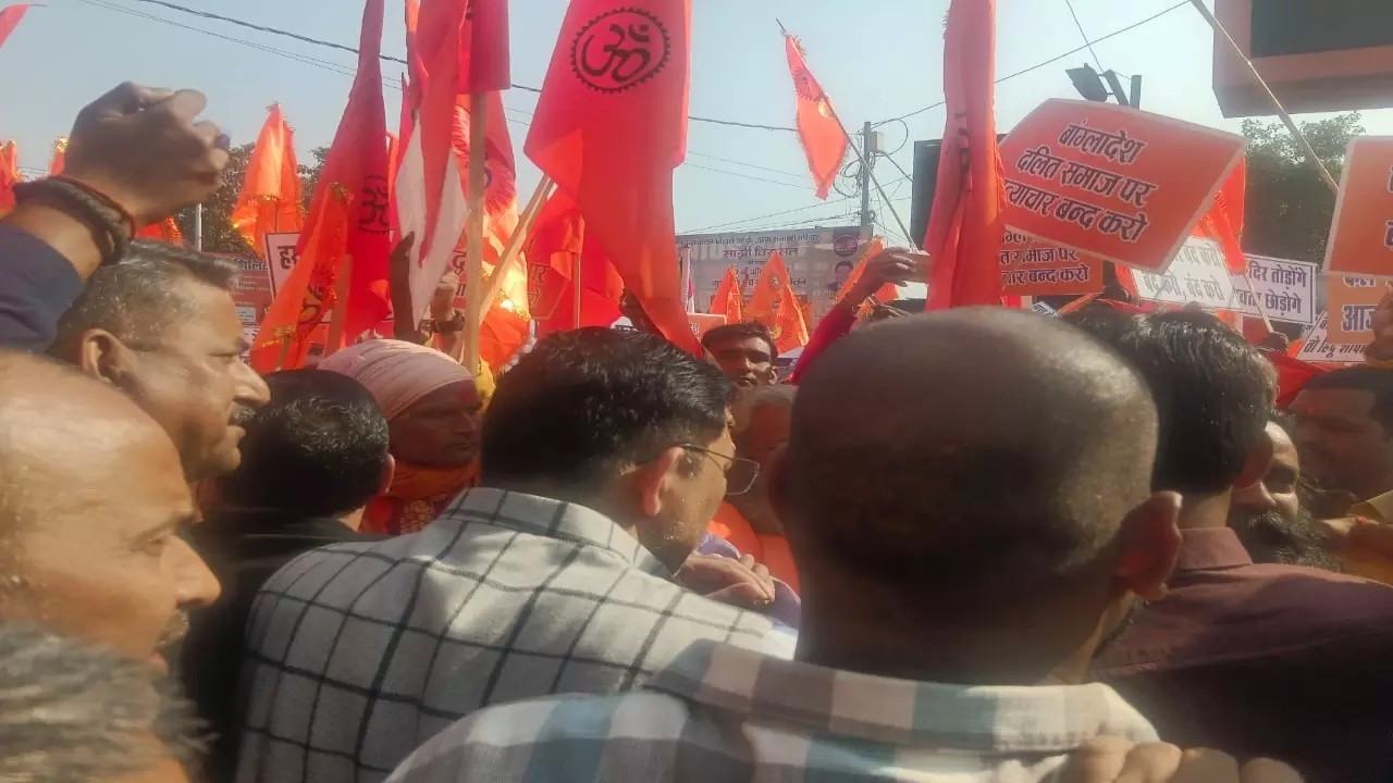 bangladesh mai hindu par hinsa Sadhus Hindu organizations rally submitted memorandum President Barabanki