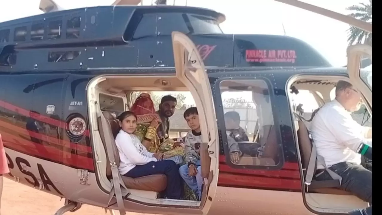 Martyr fathers son farewell his sister by helicopter in Baragaon Police Station jhansi ki khabar