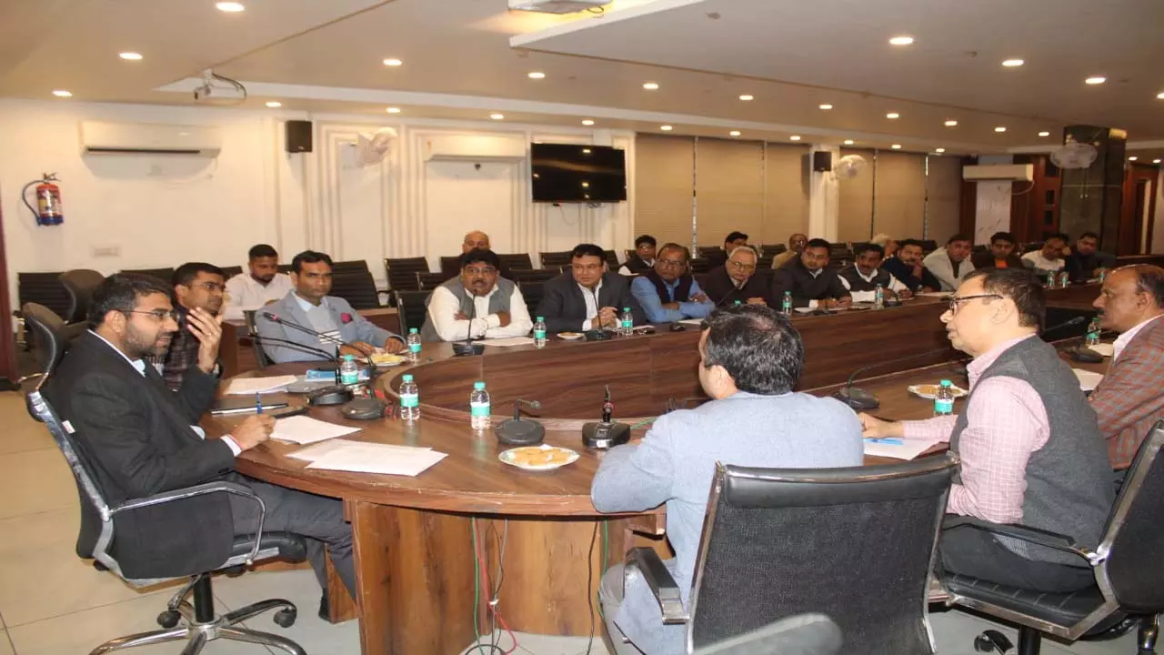 raises issue of roads at Udyog Bandhus meeting in Meerut