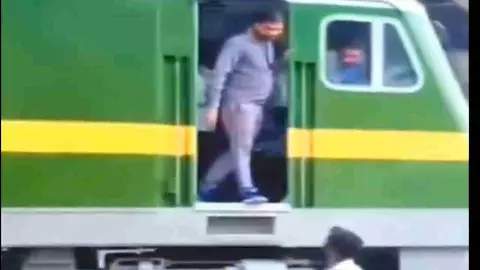 Barabanki News: रेलवे पटरी पर खड़ा हुआ युवक, ट्रेन रोकने का वीडियो हुआ वायरल