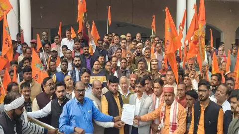 Hindu Jan Angkrish Yatra protested against atrocities on Hindus in Bangladesh, sit-in at collectorate Hindu Jan Angkrish Yatra protested against atrocities on Hindus in Bangladesh, sit-in at collectorate
