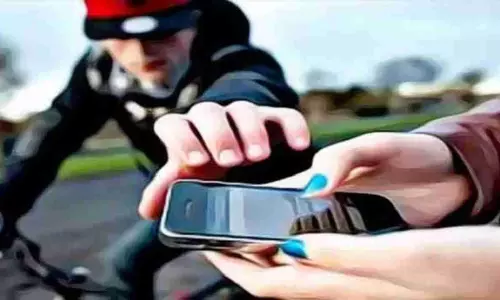 Etawah News: लड़की से मोबाइल छीनना चोरों को पड़ा महंगा, पुलिस ने किया गिरफ्तार
