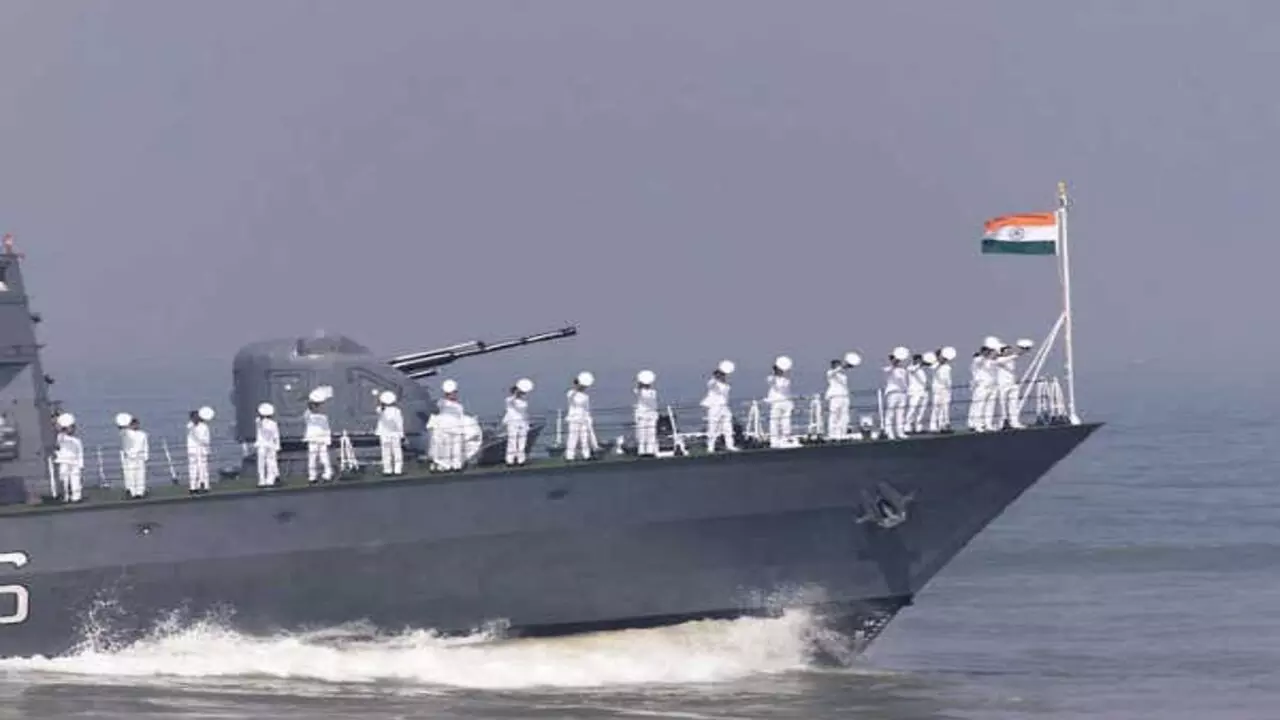 Happy Indian Navy Day: आज है भारतीय नौसेना दिवस, देश के जवानों के सम्मान में लगाएं ये स्टेटस