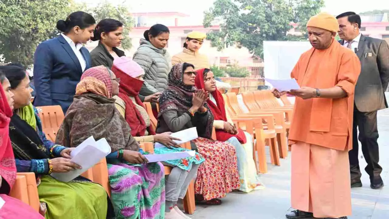 Gorakhpur News: घबराइए मत, हर शिकायत पर कराएंगे प्रभावी कार्रवाई, जनता दर्शन में बोले सीएम योगी