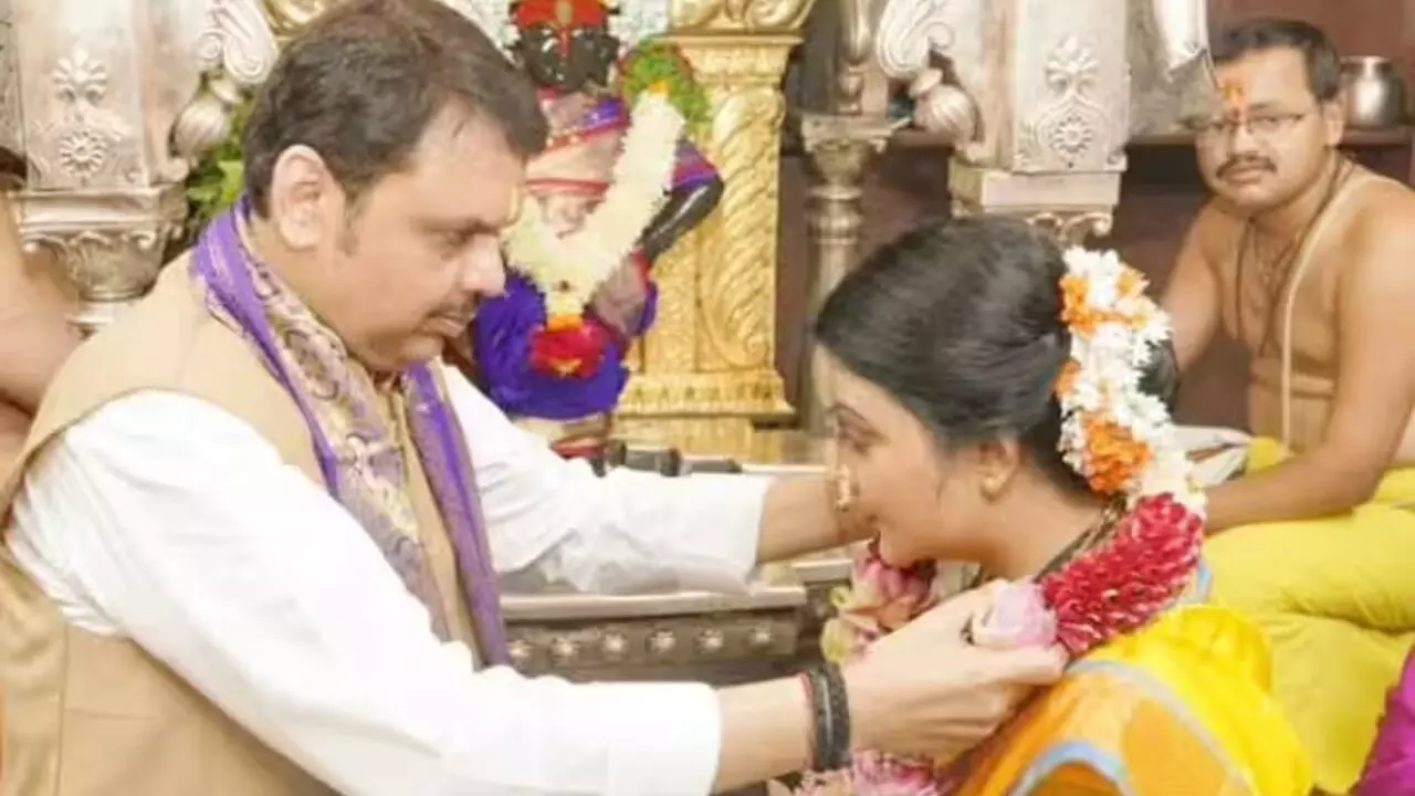 Devendra Fadnavis Marriage Photos: देवेंद्र फडणवीस की शादी की अनदेखी तस्वीरें, इस तरह मिला था ये प्रेमी जोड़ा