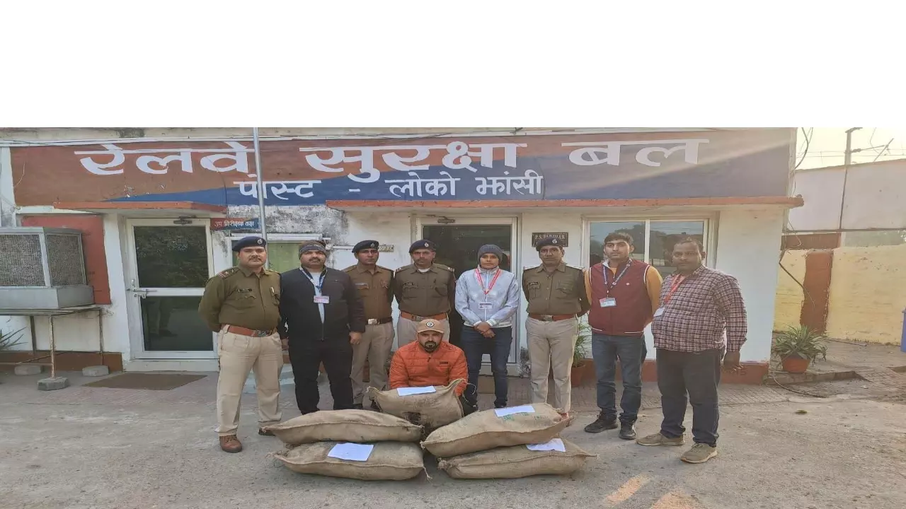 RPF arrested hard criminal recovered stolen copper wire from Mahakoshal Express jhansi ki taza khabar