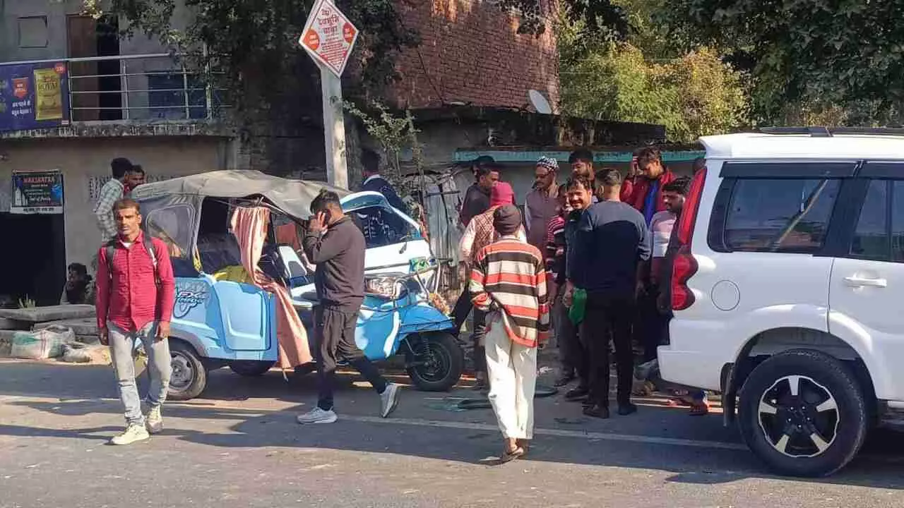 Lucknow Accident: तेज रफ्तार डीसीएम ने सड़क किनारे खड़ी ऑटो में मारी टक्कर, तीन स्कूली बच्चे चोटिल