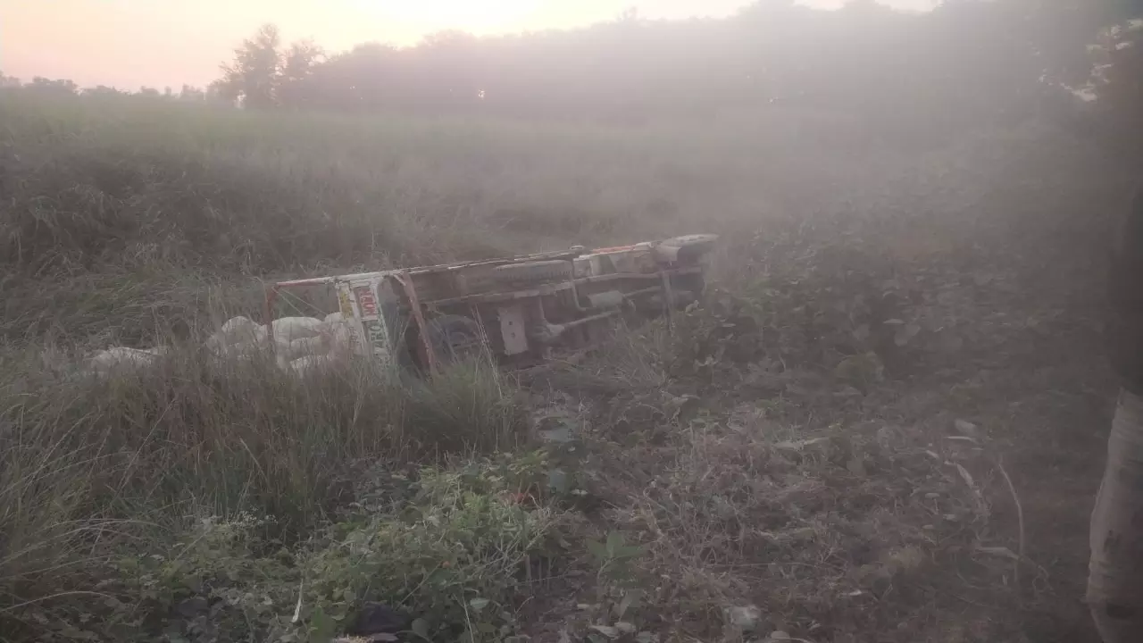 pickup fall down after tyre burst in Jai Chand Pur Katghara School Shravasti mai sadak hadsa