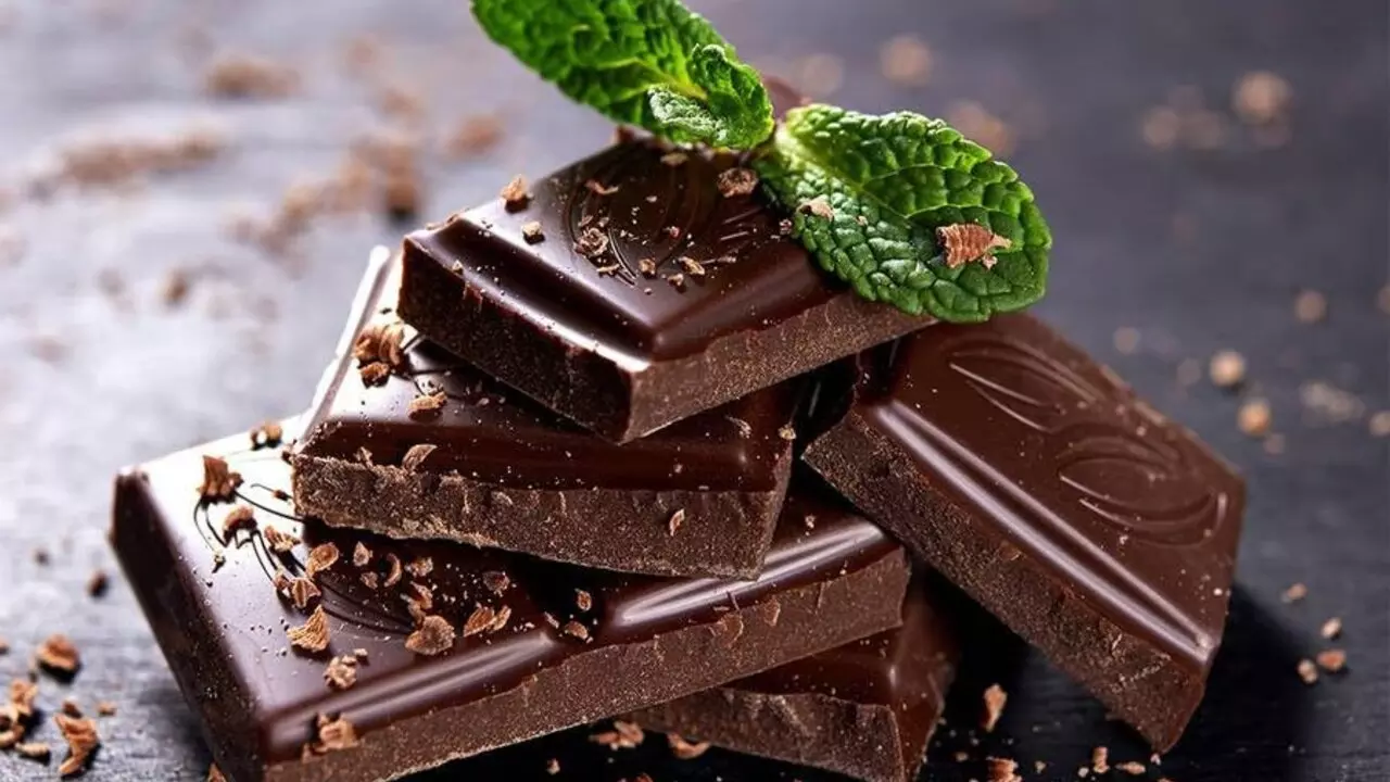 Chocolate Benefits In Hindi: इस तरह खाएंगे चॉकलेट तो मिलेंगे कई फायदे, मेंटल हेल्थ से लेकर स्किन के लिए फायदेमंद