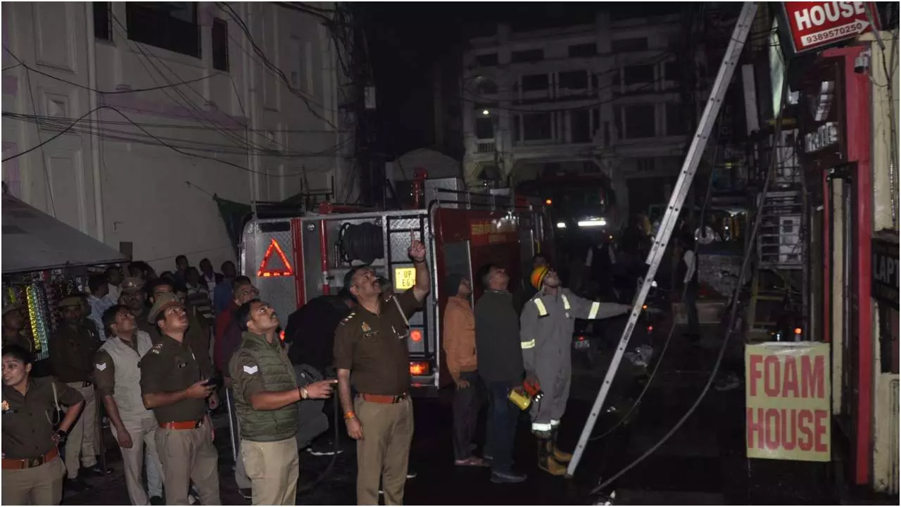 Lucknow Fire News : लखनऊ के हजरतगंज में फरीदी बिल्डिंग में लगी आग, मची अफरा-तफरी