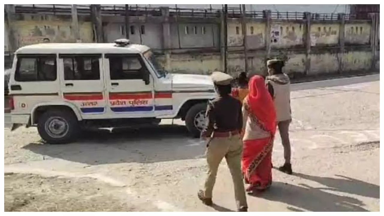 Mainpuri Police ( Pic- Newstrack)