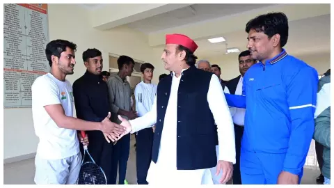 खिलाड़ियों से मिलते अखिलेश: Photo- Newstrack खिलाड़ियों से मिलते अखिलेश: Photo- Newstrack