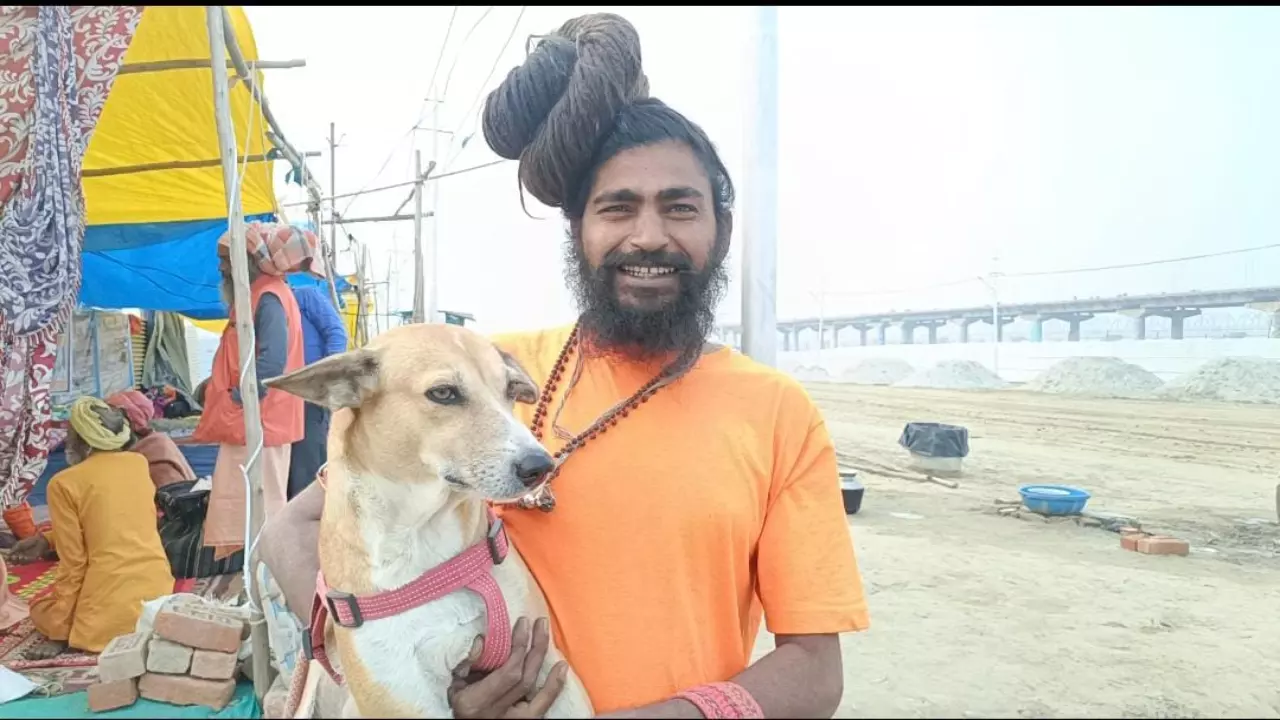 Kumbh 2025 Meet Mahant Shravan Giri dog lover Prayagraj ki taza khabar