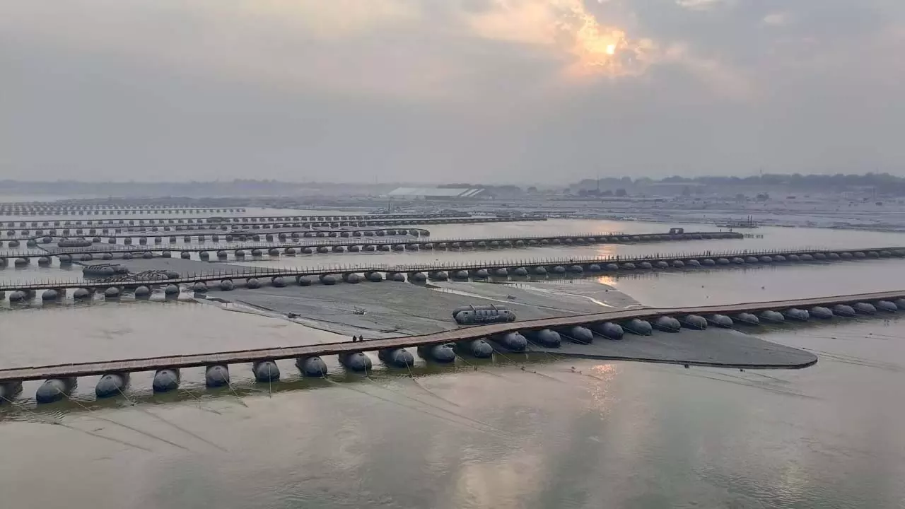 The city of reeds, Mahakumbh, where the pontoon bridge is blowing