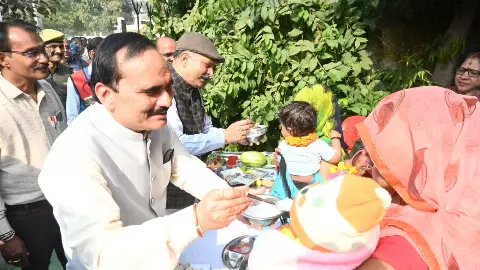 Banda News: कमिश्नर ने लगाई जन चौपाल, ग्रामीणों से मुखातिब हो जाना कल्याणकारी योजनाओं का हाल Banda News: कमिश्नर ने लगाई जन चौपाल, ग्रामीणों से मुखातिब हो जाना कल्याणकारी योजनाओं का हाल