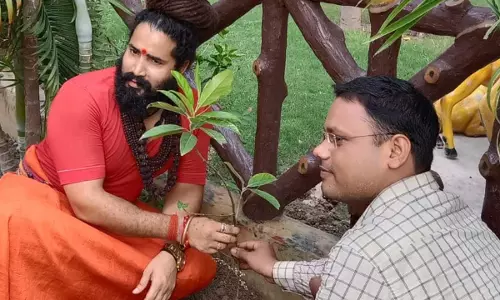 Kumbh 2025: हरित महाकुम्भ, बाघंबरी गद्दी और वन विभाग सभी शंकराचार्यों को देंगे चंदन और रुद्राक्ष के पौधे