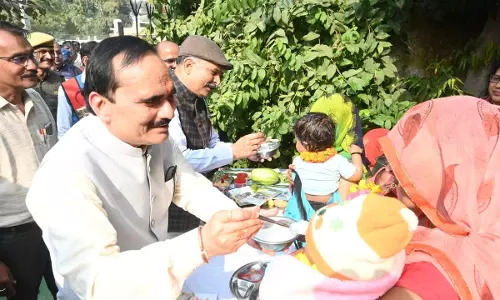 Banda News: कमिश्नर ने लगाई जन चौपाल, ग्रामीणों से मुखातिब हो जाना कल्याणकारी योजनाओं का हाल