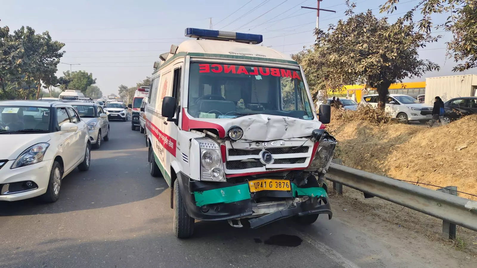 Lucknow News : लुलु मॉल के पास हिमाचल प्रदेश के राज्यपाल के काफिले की गाड़ियां टकराईं, कई लोग घायल 2 1823025 whatsappimage2024 12 10at103837