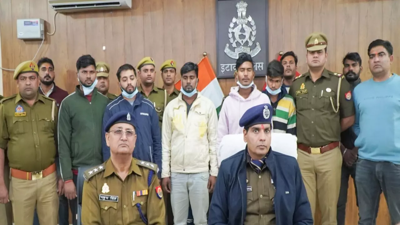 Basrehar police arrested mobile snatchers gang 8 mobiles recovered in Etawah up ki taza khabar