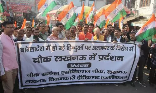 Lucknow News: राजधानी में प्रदर्शन का दिन, बांग्लादेश में हिंदुओं पर अत्याचार के खिलाफ व्यापारियों का विरोध प्रदर्शन