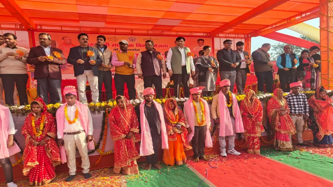 92 couples got married under mass marriage In Thana Kotwali Etah news in hindi up ki khabar