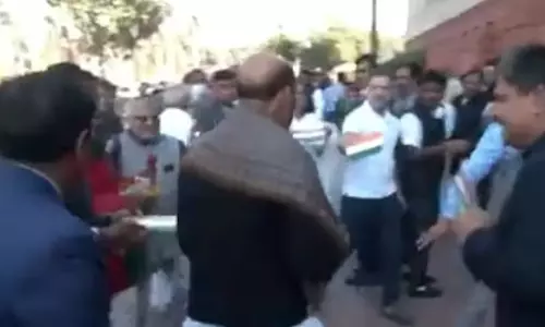 संसद में राहुल गांधी के इस अंदाज से चौंके राजनाथ सिंह, जाने क्या था वाक्या