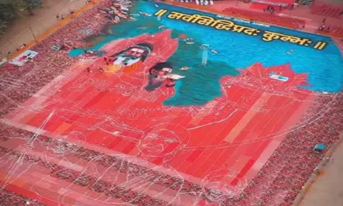 55 thousand feet rangoli made with 11 tons natural colors In Prayagraj Kumbh 2025 up ki taza khabar