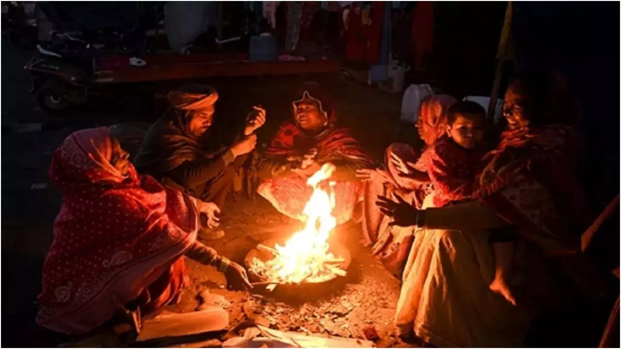 Aaj ka Mausam : यूपी के 40 जिलों में शीत लहर और पाला गिरने की चेतावनी, 3 डिग्री तक लुढ़का पारा