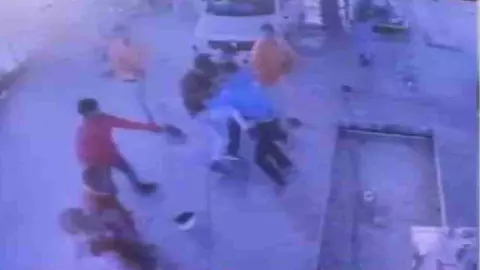 Moradabad News: पेट्रोल भराने गए युवक पर रंजिश में हमला, सीसीटीवी कैमरों में कैद हुई घटना Moradabad News: पेट्रोल भराने गए युवक पर रंजिश में हमला, सीसीटीवी कैमरों में कैद हुई घटना