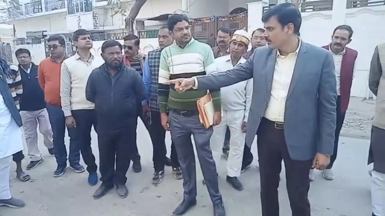 DM inspected drain reprimanded responsible persons in Nagheta Road hardoi news up ki khabar