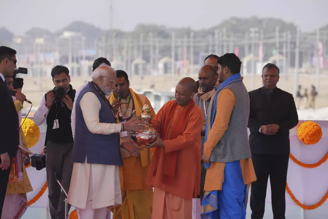 PM Modi in Prayagraj: सीएम योगी की दी सौगात अपने साथ ले गए प्रधानमंत्री नरेंद्र मोदी