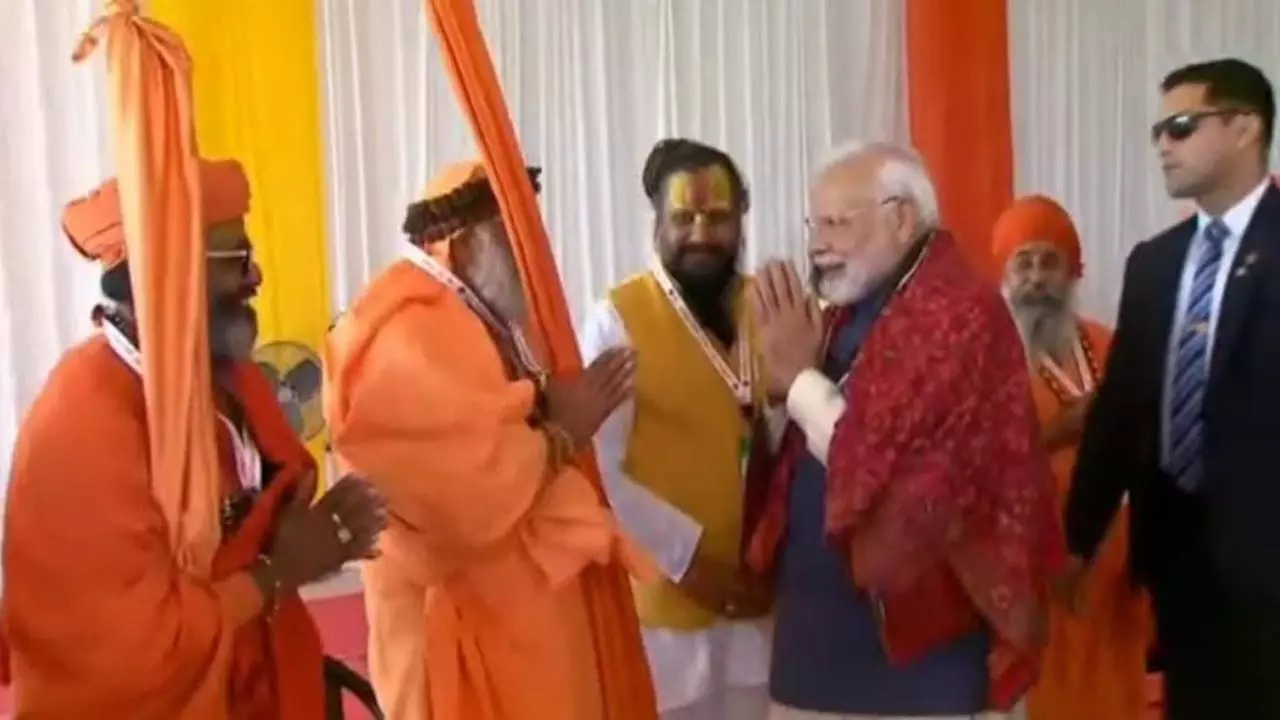 PM Modi meets sannyasins of Akhars, talks about the mind of Suni Akhars, why are the saints salty again