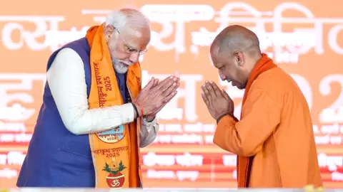 MahaKumbh 2025 PM Modi visit Prayagraj: पीएम पहुंचे प्रयागराज, करोड़ों की परियोजनाओं का किया लोकार्पण-शिलान्यास