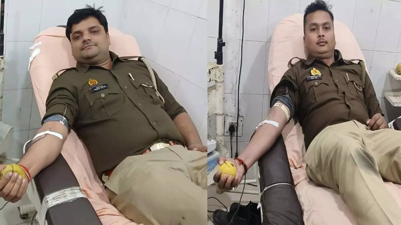 Head Constable Ashutosh Tripathi and Constable Neeraj Goud rescue mentally retarded widow gangrene victim by donating blood