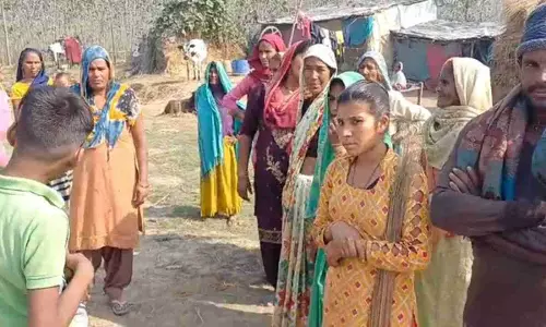Moradabad News: गल्ला विक्रेता पर राशन कार्ड धारकों ने लगाया कम राशन देने का आरोप