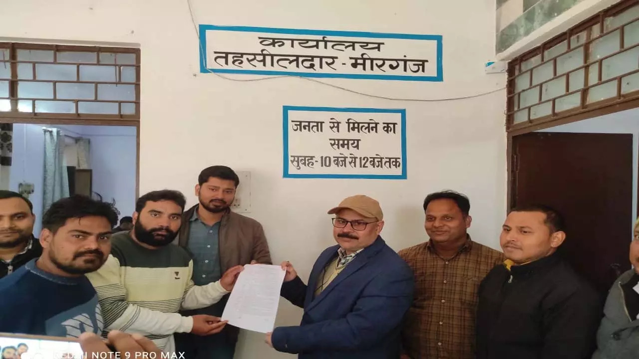 Memorandum submitted to Lekhpal, Tehsildar on strike to investigate Manish Kashyaps murder